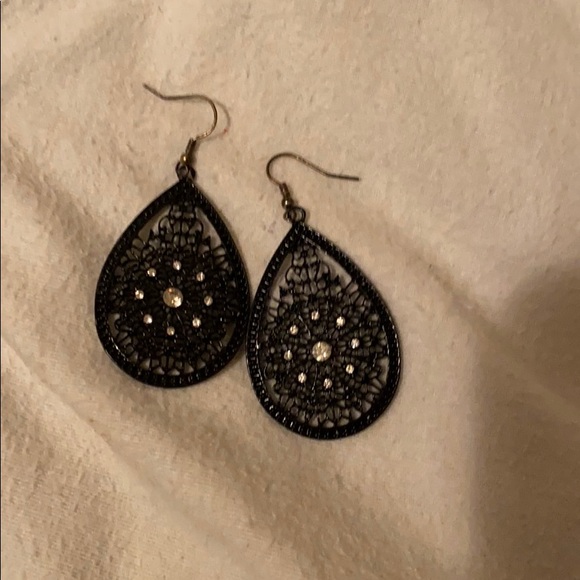 Black earrings - Picture 1 of 1